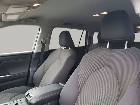 Used 2025 Toyota Highlander LE FWD image 31