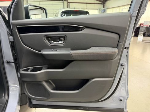 Used 2025 Honda Pilot Sport image 17