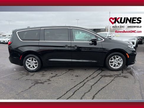 Used 2025 Chrysler Pacifica Select image 4