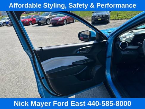 Used 2025 Chevrolet Trax LT FWD image 29
