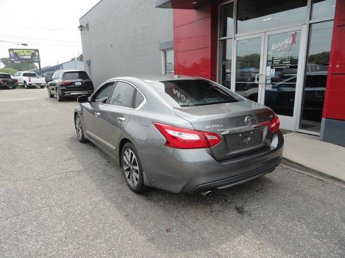 Used 2016 Nissan Altima 2.5 SV w/ Convenience Package FWD image 3