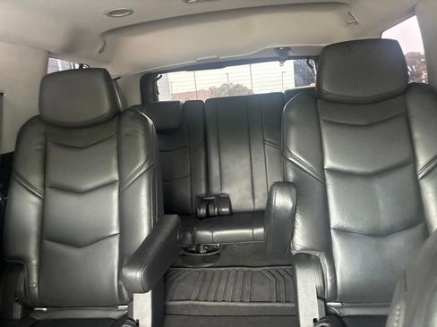 Used 2018 Cadillac Escalade Premium Luxury RWD image 19