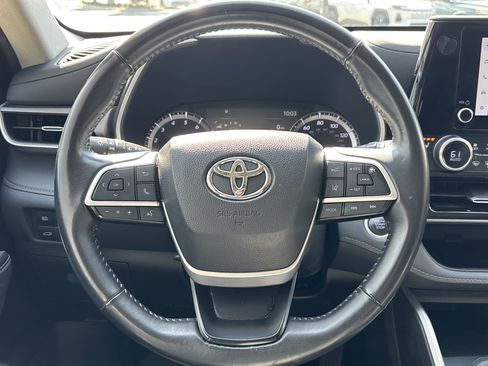 Used 2024 Toyota Highlander XLE AWD/4WD image 17