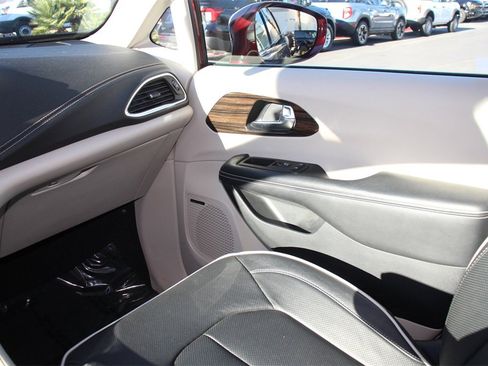 Used 2022 Chrysler Pacifica Limited image 16