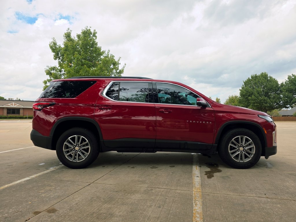 Used 2023 Chevrolet Traverse LT FWD image 21