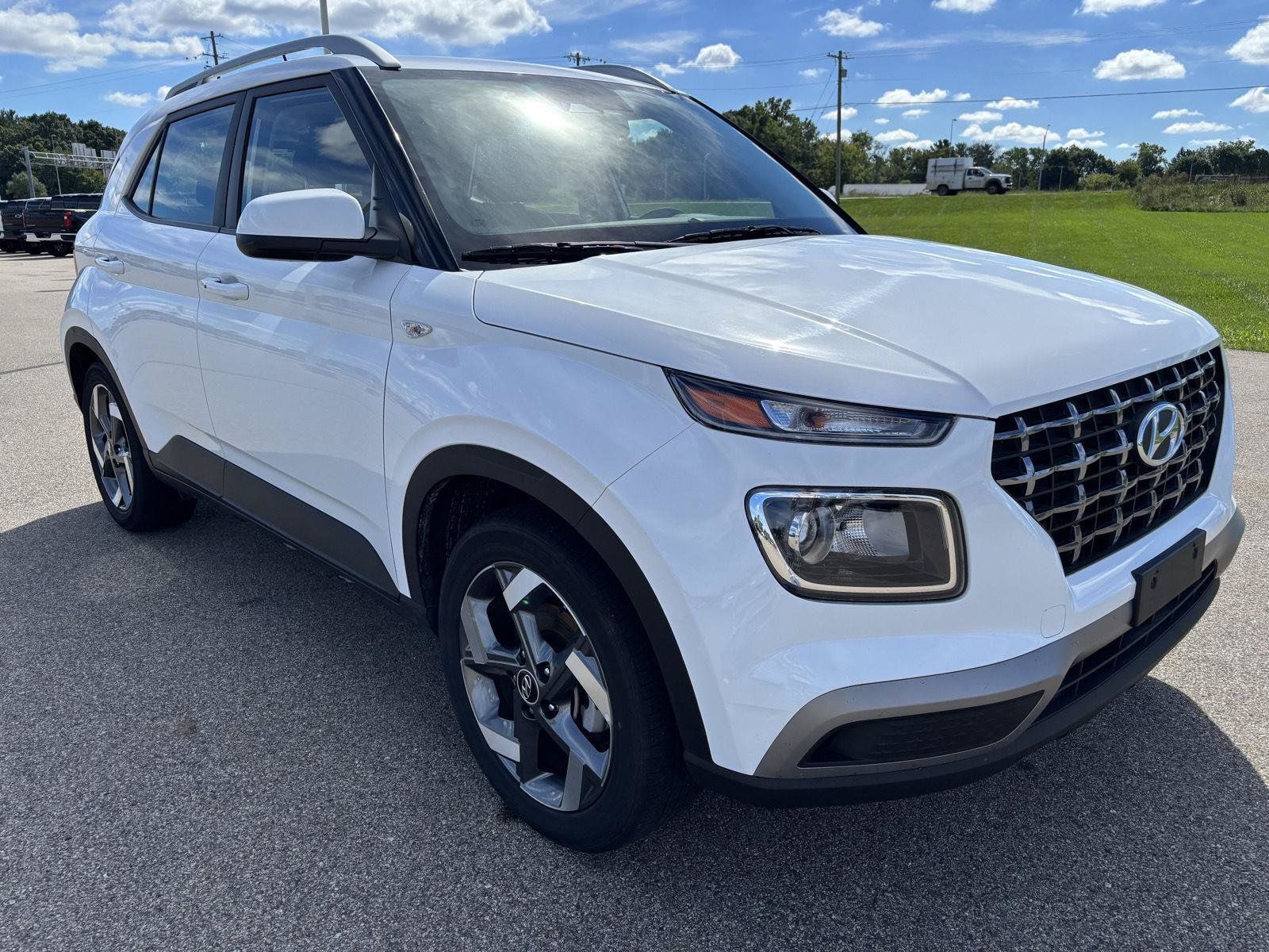 Used 2025 Hyundai Venue SEL FWD image 5