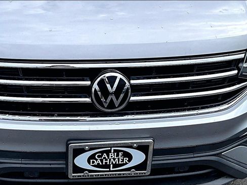 Used 2023 Volkswagen Tiguan SE w/ Panoramic Sunroof Package FWD image 31