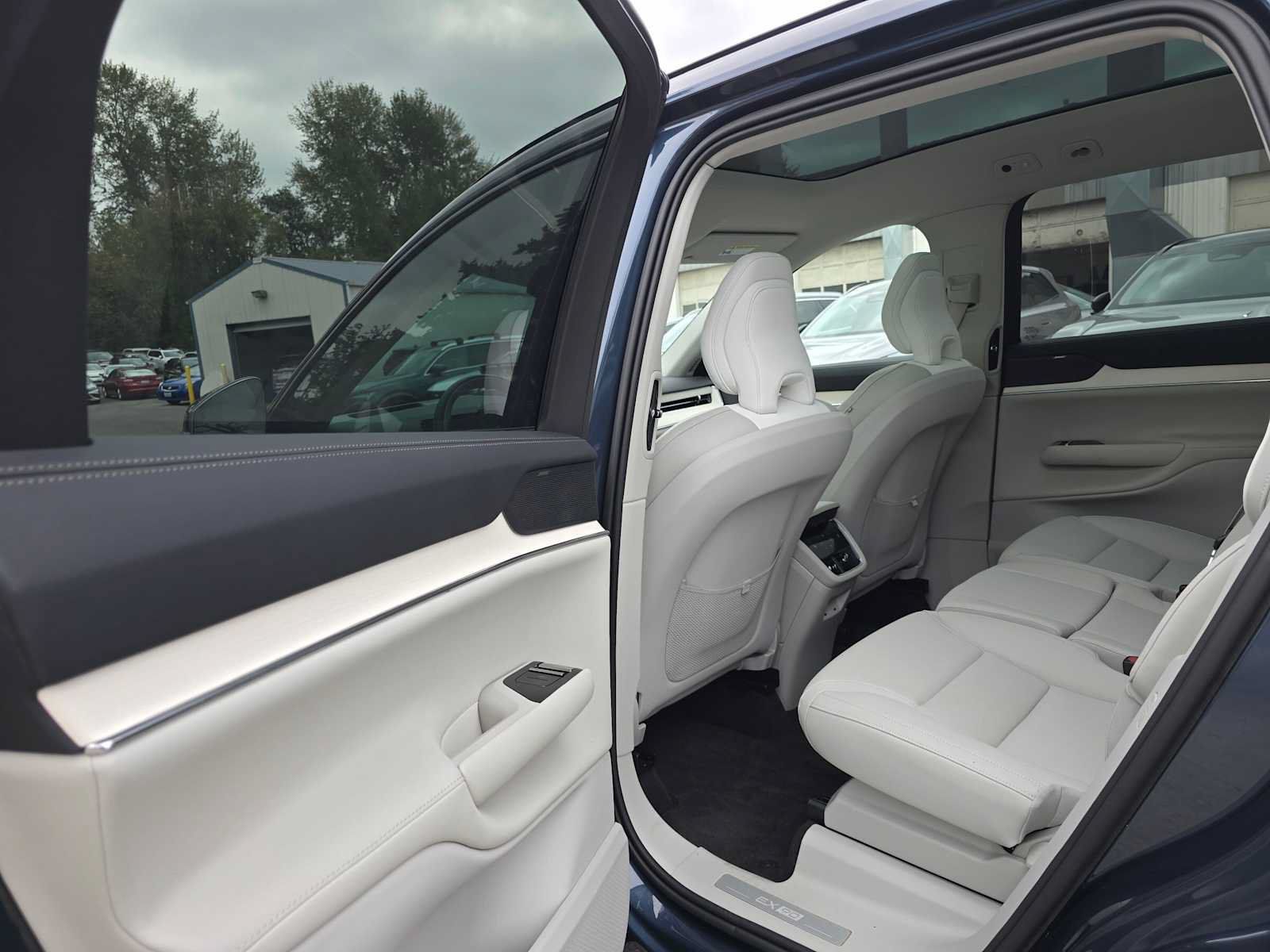 Certified 2025 Volvo EX90 Ultra AWD/4WD image 17