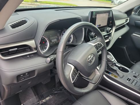 Used 2024 Toyota Highlander XLE AWD/4WD image 27