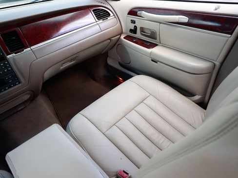 Used 2003 Lincoln Town Car Signature image 22