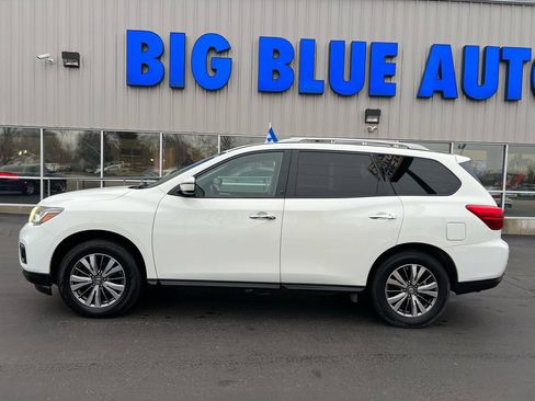Used 2018 Nissan Pathfinder SV image 2