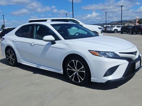 Used 2020 Toyota Camry SE FWD image 2