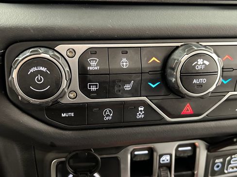 Used 2025 Jeep Wrangler Unlimited Sahara AWD/4WD image 50