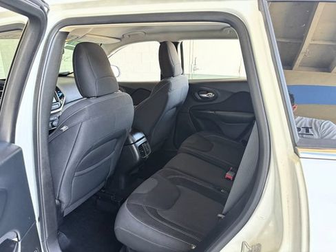 Used 2015 Jeep Cherokee Latitude FWD image 14