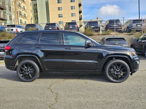 Used 2017 Jeep Grand Cherokee Altitude image 9