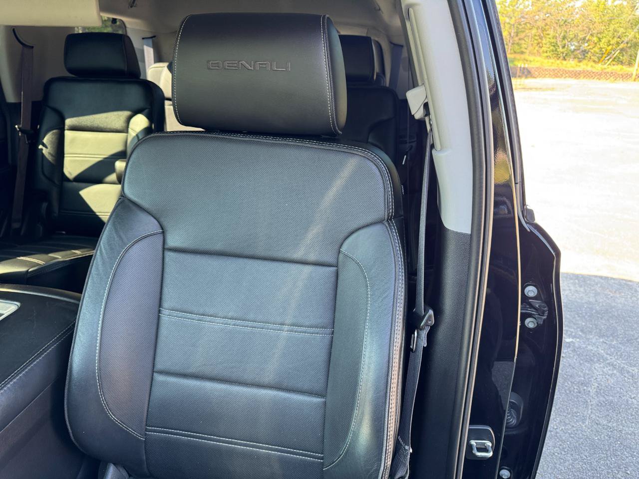 Used 2015 GMC Yukon Denali w/ Open Road Package RWD image 36