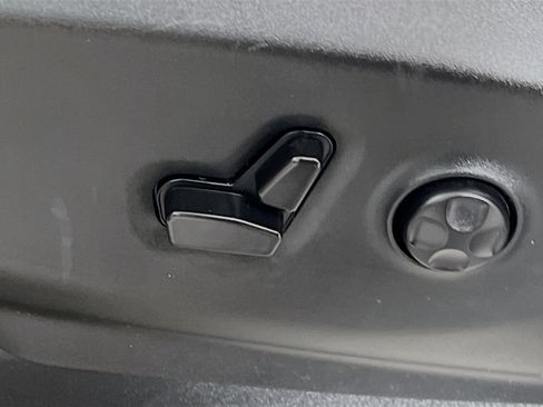 Used 2024 Chrysler Pacifica Touring-L FWD image 16
