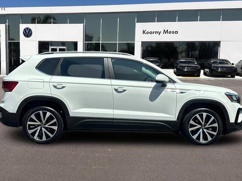 Used 2023 Volkswagen Taos SE w/ Panoramic Sunroof Package FWD image 3