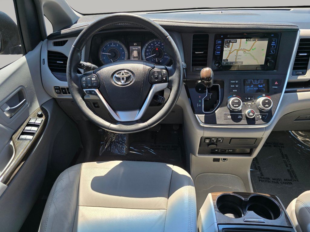 Used 2017 Toyota Sienna XLE Premium FWD image 3