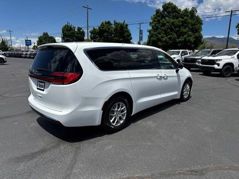 Used 2024 Chrysler Pacifica Touring-L FWD image 7