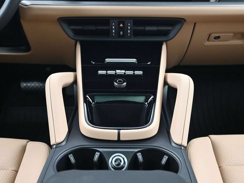 Certified 2026 Porsche Cayenne AWD/4WD image 10