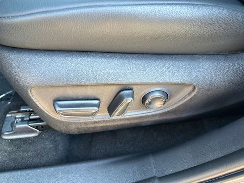 Used 2025 Toyota Highlander XLE FWD image 19