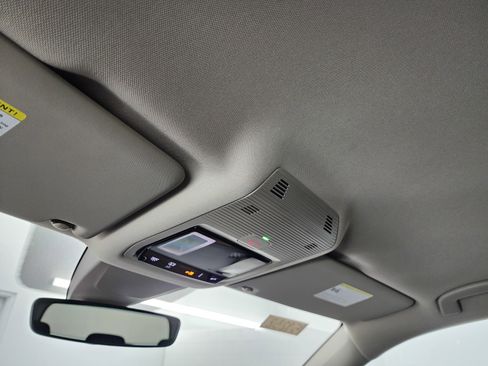 Used 2025 Volkswagen Atlas SE image 14