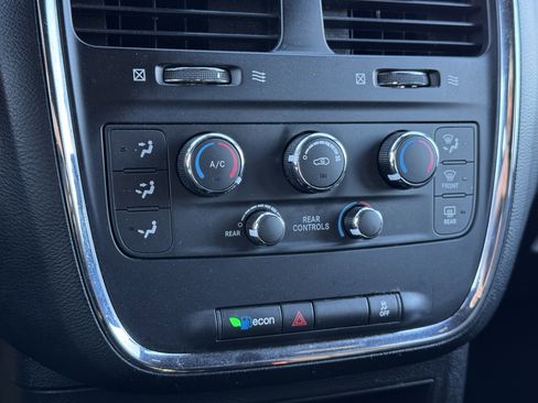 Used 2020 Dodge Grand Caravan SE image 8