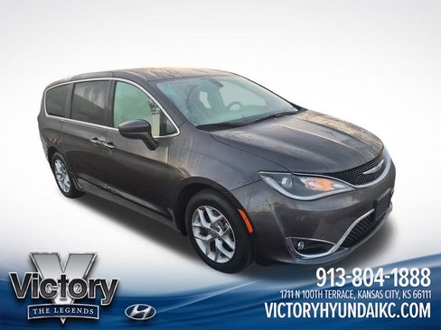 Used 2019 Chrysler Pacifica Touring Plus w/ Tire & Wheel Group FWD image 7