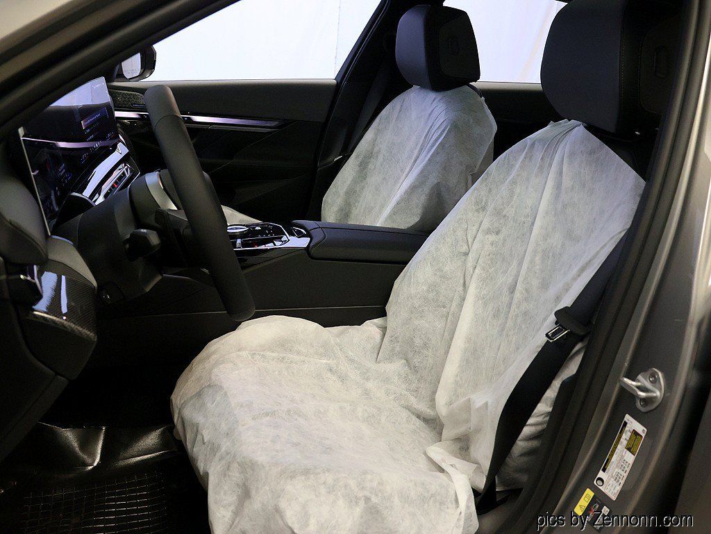 Used 2027 BMW 550e xDrive AWD/4WD image 11