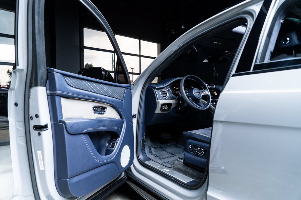 Used 2022 Bentley Bentayga AWD/4WD image 20