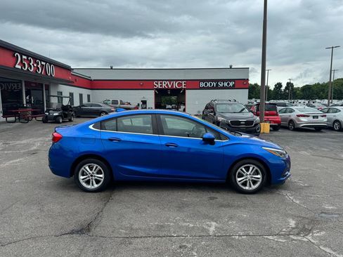 Used 2016 Chevrolet Cruze LT FWD image 2