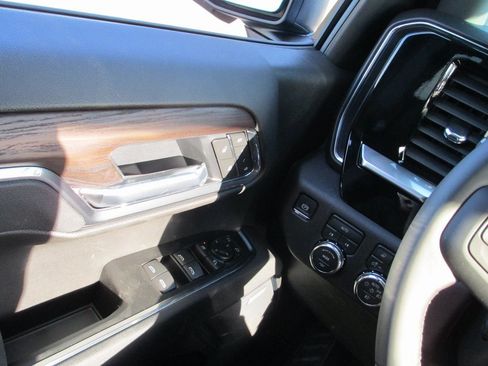 New 2026 GMC Sierra 1500 SLT w/ SLT Convenience Package image 17