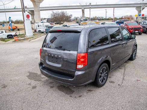 Used 2018 Dodge Grand Caravan SE image 7