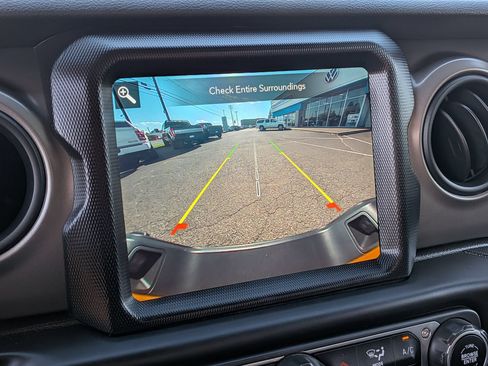 Used 2021 Jeep Gladiator Sport AWD/4WD image 16