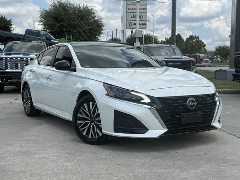 Used 2023 Nissan Altima 2.5 SV FWD image 2