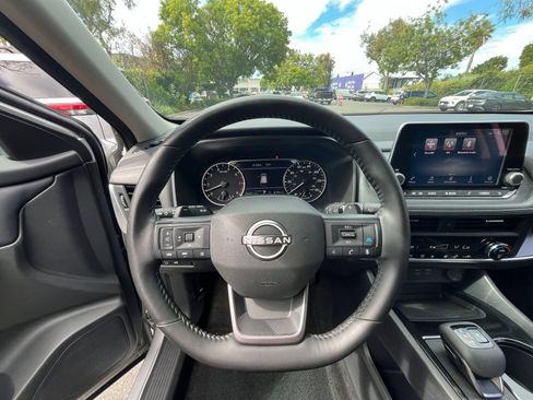 Used 2025 Nissan Rogue SV FWD image 34