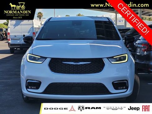 Certified 2025 Chrysler Pacifica Select FWD image 2