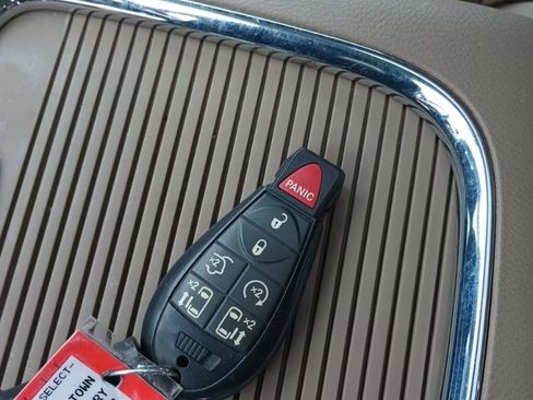 Used 2014 Chrysler Town & Country Touring-L w/ Driver Convenience Group image 19