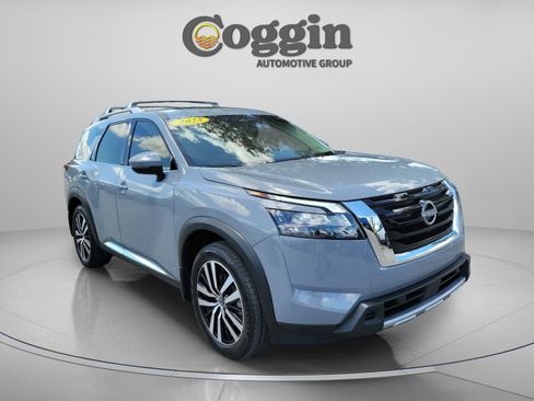 Used 2025 Nissan Pathfinder Platinum w/ Cargo Package FWD image 4