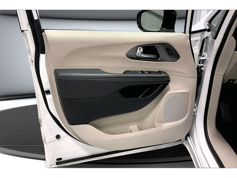 Used 2024 Chrysler Pacifica Touring-L image 23