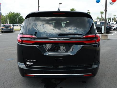 Used 2024 Chrysler Pacifica Touring-L FWD image 7