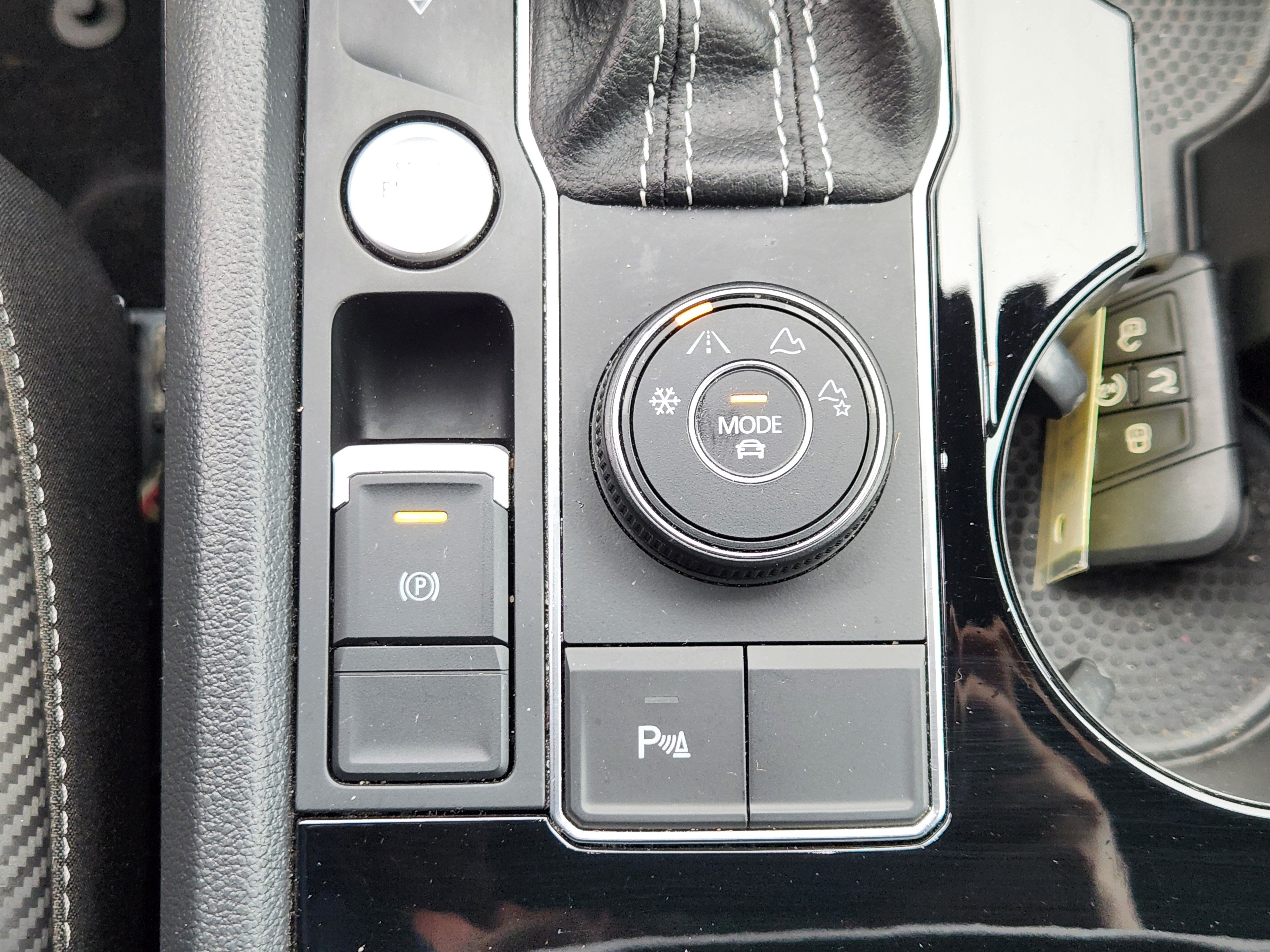 Certified 2023 Volkswagen Atlas Cross Sport SEL R-Line AWD/4WD image 23