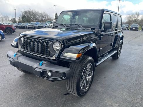 Used 2024 Jeep Wrangler Unlimited w/ Convenience Group AWD/4WD image 9
