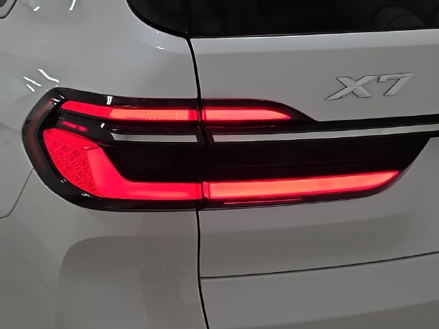 Used 2023 BMW X7 xDrive40i AWD/4WD image 32