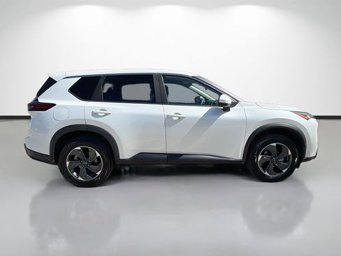 Used 2024 Nissan Rogue SV AWD/4WD image 2