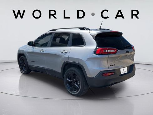 Used 2018 Jeep Cherokee Latitude w/ Altitude Package AWD/4WD image 5