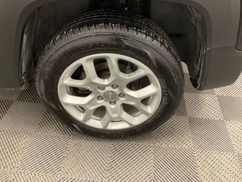 Used 2018 Jeep Renegade Latitude w/ Cold Weather Group image 12