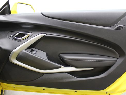 Used 2017 Chevrolet Camaro SS RWD image 18