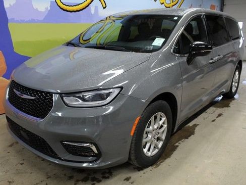 Used 2025 Chrysler Pacifica Select FWD image 8